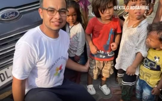 A volunteer with children in a Delhi neighbourhood